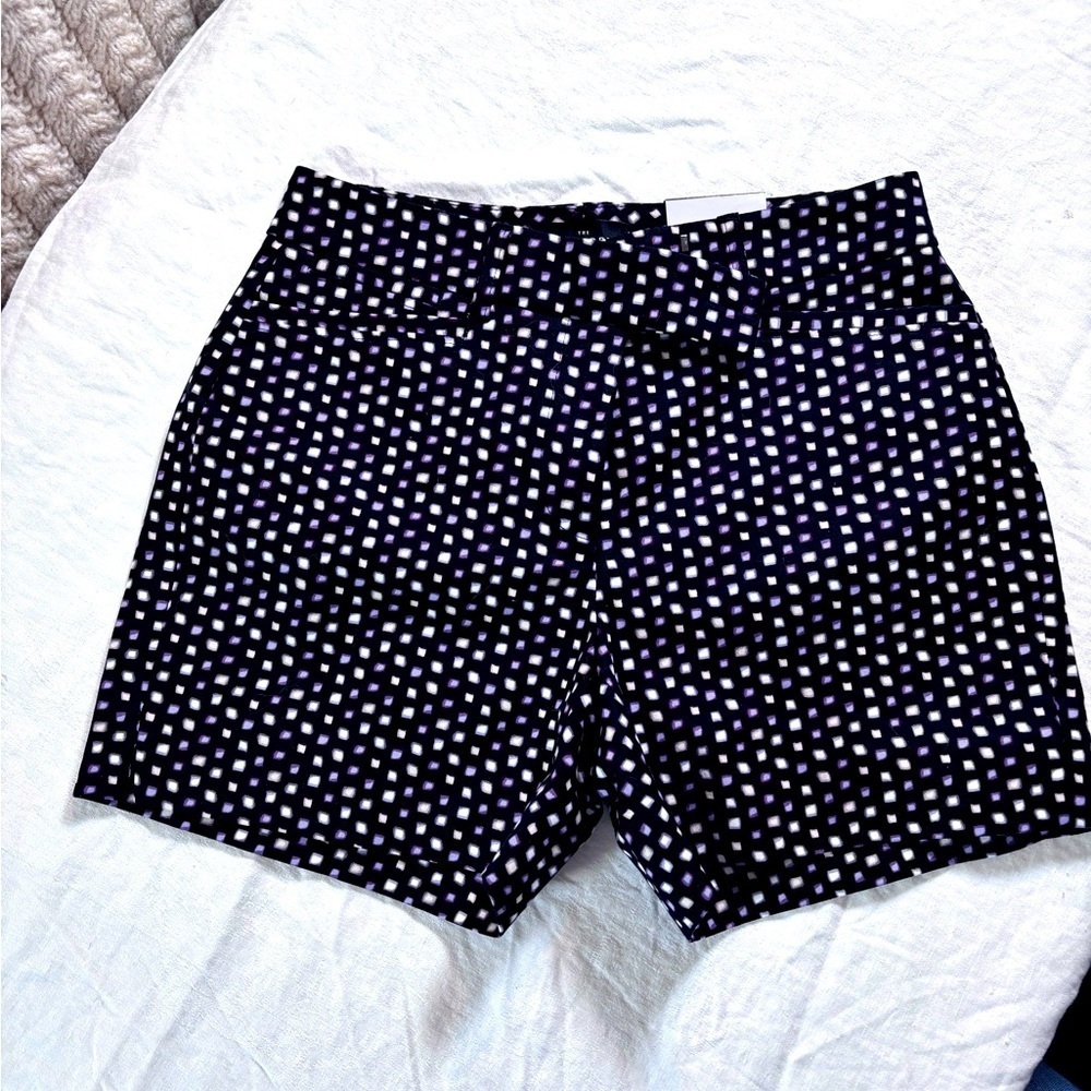 White House Black Market Women’s The 5”Short NWT Zip Front Purple Black Size 0P